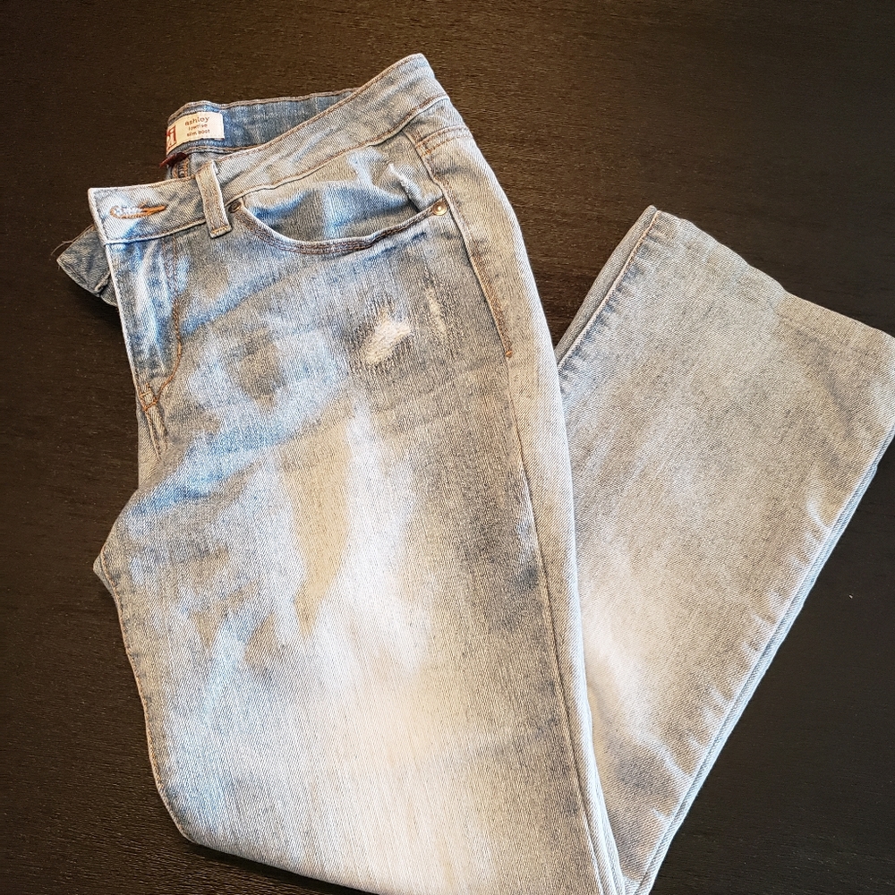 L.E.I. capri pants